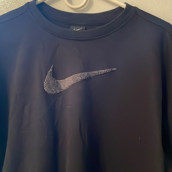 NIKE WOMENS BLACK OVERSIZED MED. CROP LONGSLEEVE SWEATER W/ GRAY TEXTURED SWOOSH - Picture 2 of 6